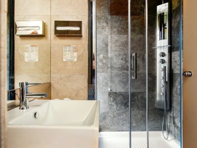Hotel-Smeraldo-Roma-Camera-Superior-2021-foto-bagno.jpg